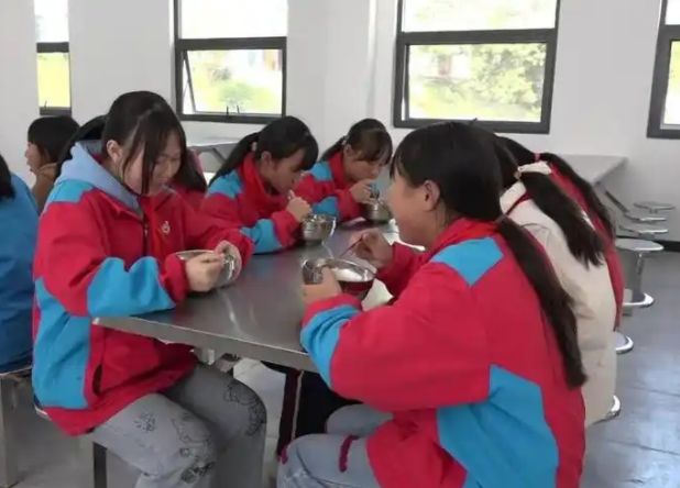 安全意識讓學生把握游水技能具備自救能力防止溺水事故