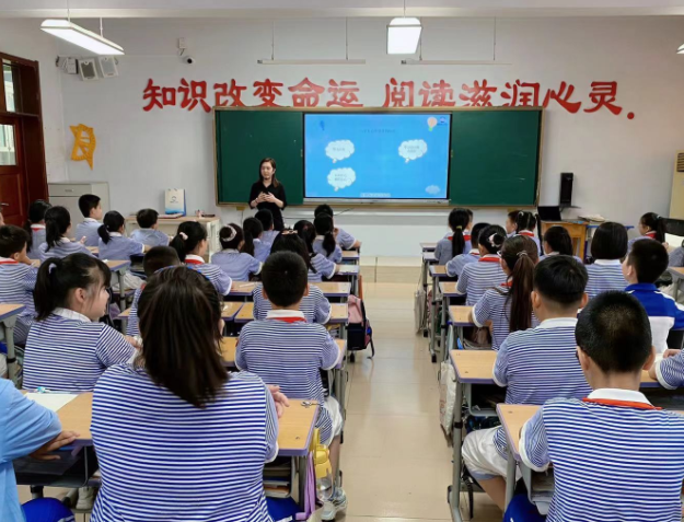 加強學生心理健康教育既要在面上“織布”又要在點上“繡花”