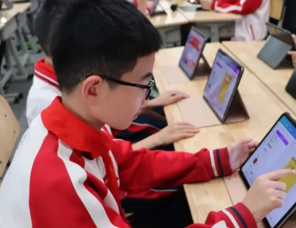 作為教育的輔助東西但絕不應該替代教師在教育中的中心位置