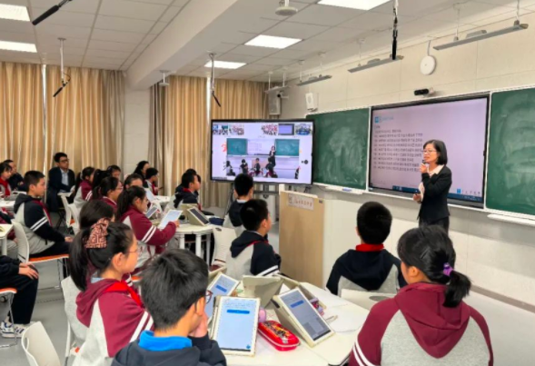 作為教育的輔助東西但絕不應該替代教師在教育中的中心位置