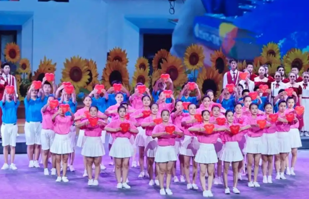 校園教師和孩子們感人的扮演點(diǎn)贊為孩子們自強(qiáng)不息的精神點(diǎn)贊 校園教師和孩子們感人的扮演點(diǎn)贊為孩子們自強(qiáng)不息的精神點(diǎn)贊