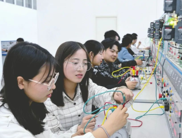 添加教育元素鼓舞高中校園與工作校園打開工作體會社會實踐