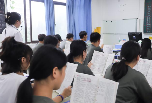 體現(xiàn)在講堂教育的精準(zhǔn)化上更體現(xiàn)在優(yōu)質(zhì)教育資源的廣泛共享中 體現(xiàn)在講堂教育的精準(zhǔn)化上更體現(xiàn)在優(yōu)質(zhì)教育資源的廣泛共享中