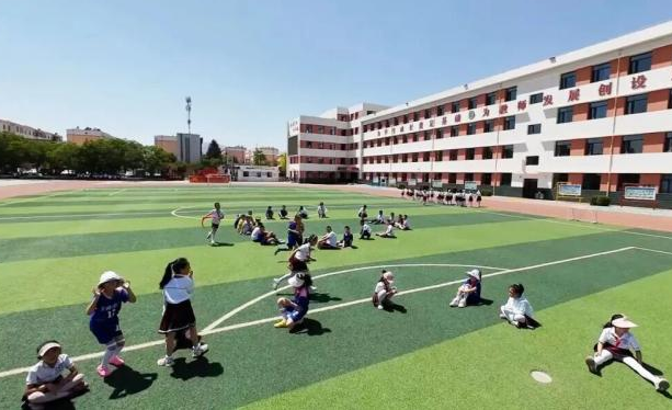 講述前輩故事學生們聚精會神地聽著目光中充滿了對英雄的敬仰