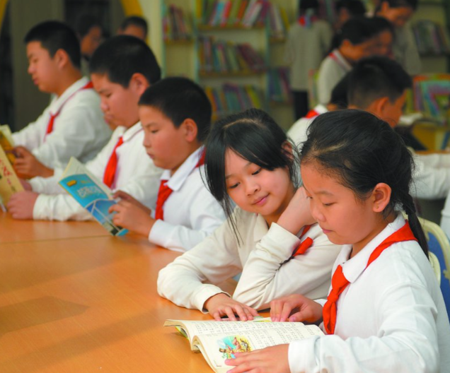 依托四維閱覽叢書構建課程在課堂上小學以班級讀書會為載體