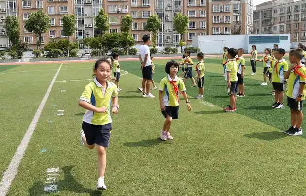 感悟勞動教育的深刻含義數學思想PK賽中家長與選拔出的學生同臺競技
